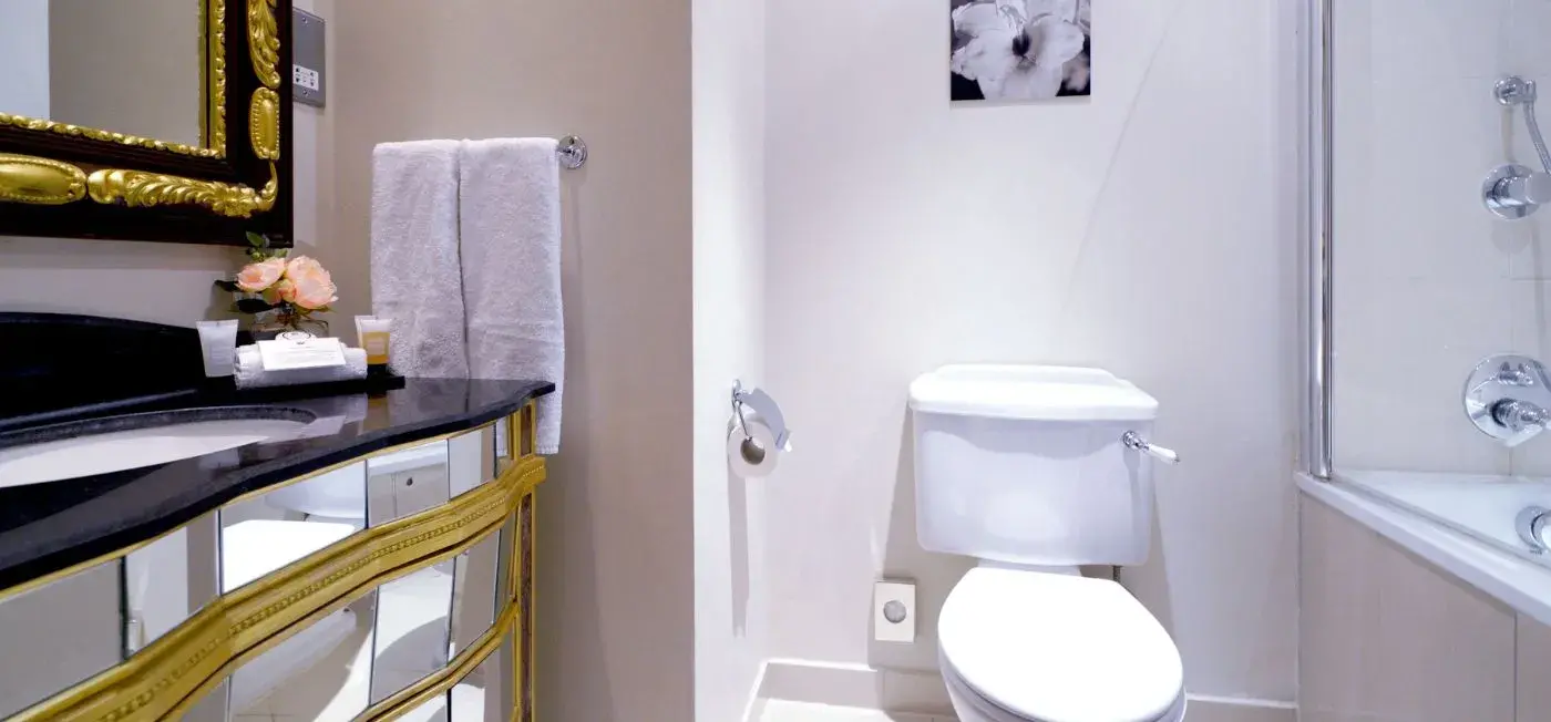 Bathroom view of Ashburn Hotel London
